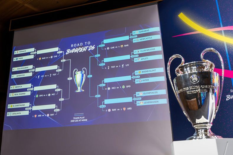 Los cruces de los repechajes de la Liga de Campeones aparecen en la pantalla tras el sorteo, el viernes 30 de enero de 2026, en Nyon, Suiza. (Martial Trezzini/Keystone vía AP)