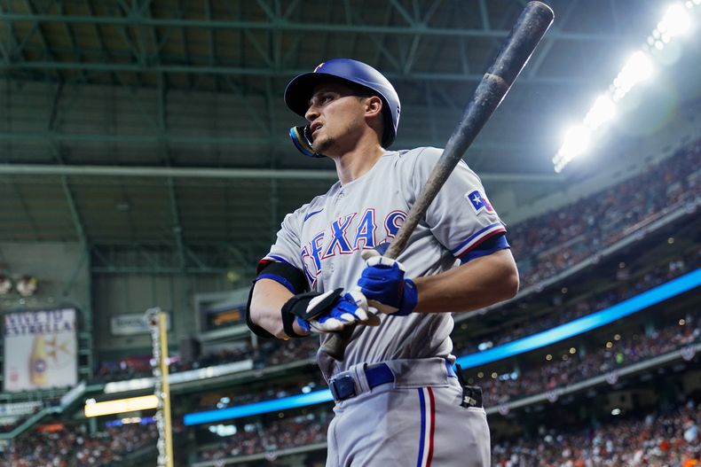 ARCHIVO - Corey Seager, de los Rangers de Texas, calienta previo al Juego 2 de la Serie de Campeonato de la Liga Americana en contra de los Astros de Houston, el 16 de octubre de 2023, en Houston. (AP Foto/Godofredo A. Vásquez, Archivo)
