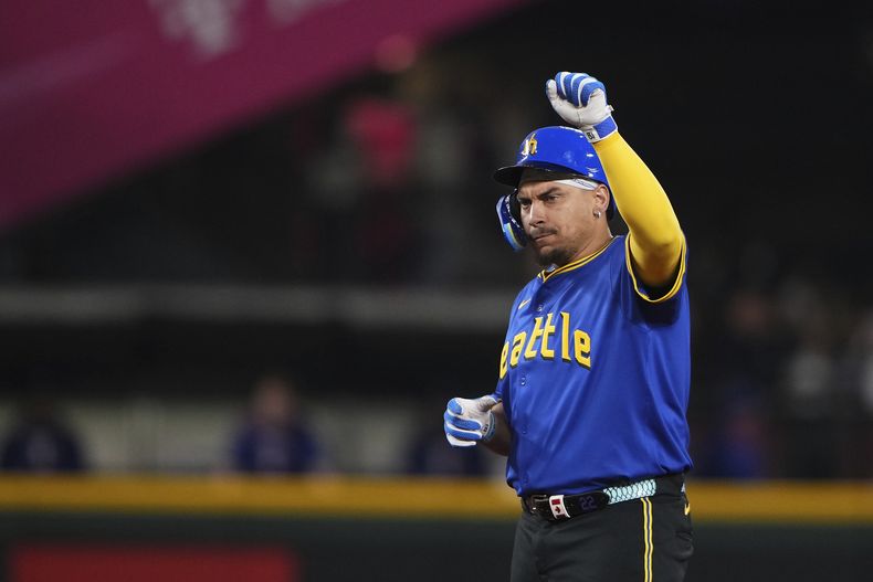 Josh Naylor de los Marineros de Seattle reacciona tras su doble remolcador en la quinta entrada ante los Rangers de Texas el viernes primero de agosto del 2025. (AP Foto/Lindsey Wasson)