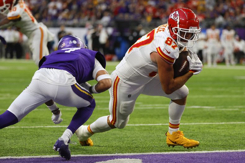 El tight end de los Chiefs de Kansas City Travis Kelce atrapa un pase para un touchdown de cuatro yardas frente al cornerback de los Vikings de Minnesota Byron Murphy Jr. en el encuentro del domingo 8 de octubre del 2023. (AP Foto/Bruce Kluckhohn)