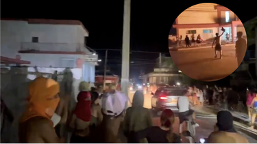 cubanos incendian sede del partido comunista en moron durante protestas masivas por apagones en cuba