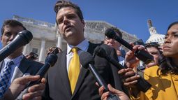 El representante republicano Matt Gaetz, uno de los mayores críticos del presidente de la Cámara de Representantes Kevin McCarthy, responde preguntas de los reporteros después de un discurso en el pleno de la cámara baja, el lunes 2 de octubre de 2023 en el Capitolio, en Washington. (AP Foto/Jacquelyn Martin)