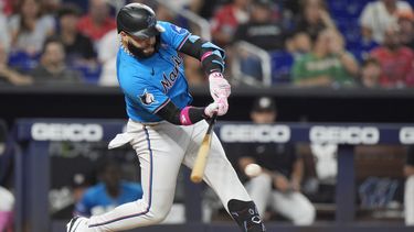 El puertorriqueño de los Marlins de Miami Emmanuel Rivera conecta sencillo para impulsar a Nick Fortes y vencer a los Filis de Filadelfia 7-6 en la décima entrada del juego de béisbol, el domingo 12 de mayo de 2024, en Miami. (AP Foto/Wilfredo Lee)