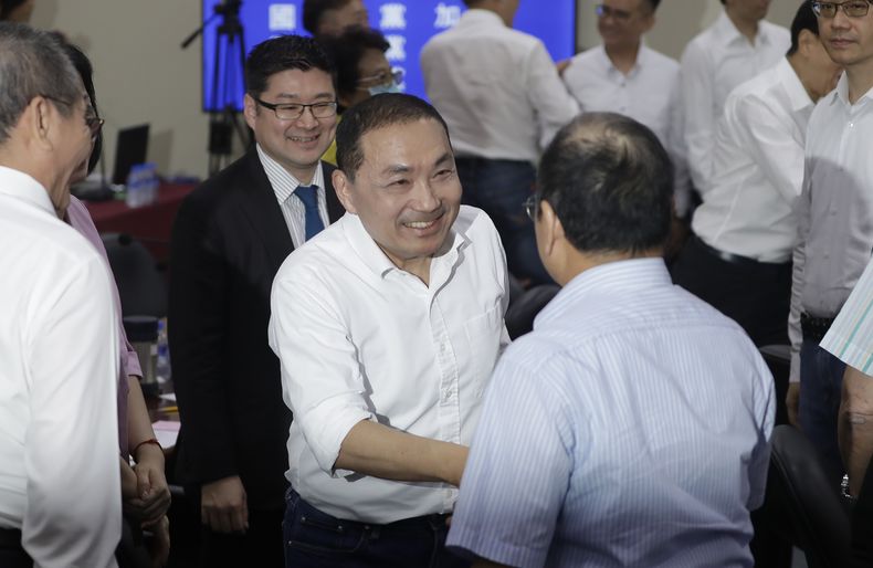 El nuevo candidato del partido opositor de Taiwán, Hou Yu-ih, saluda a partidarios en Taipéi, el 17 de mayo de 2023. (Foto AP /Chiang Ying-ying)
