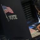 Una mujer marca una boleta electoral en un centro de votación en South Valley, área de Albuquerque, Nuevo México, el 8 de noviembre de 2022. (AP Foto/Andres Leighton, Archivo)