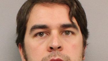 americateve | El agente federal de vuelo Adam Bartsch poco despu&eacute;s de su arresto el jueves 17 de octubre de 2017, en imagen que facilit&oacute; el Departamento de Polic&iacute;a de Nashville. Bartsch est&aacute; acusado de tomar fotos con su celular abajo de las