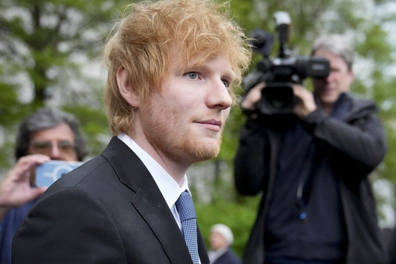 El músico Ed Sheeran se retira tras hablar con medios de comunicación fuera de una Corte Federal en Nueva York tras ganar su juicio por violaciones a los derechos de autor el jueves 4 de mayo de 2023 en Nueva York. Un jurado federal concluyó que Sheeran no plagió componentes clave del clásico de Marvin Gaye de la década de 1970 Lets Get It On cuando creó su éxito Thinking Out Loud. (Foto AP/John Minchillo)