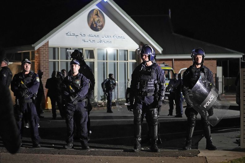 Policías hacen guardia frente a la iglesia ortodoxa asiria en Sydney, Australia, el lunes 15 de abril de 2024, después de que un hombre fue arrestado por apuñalar a varias personas. (Foto AP/Mark Baker)