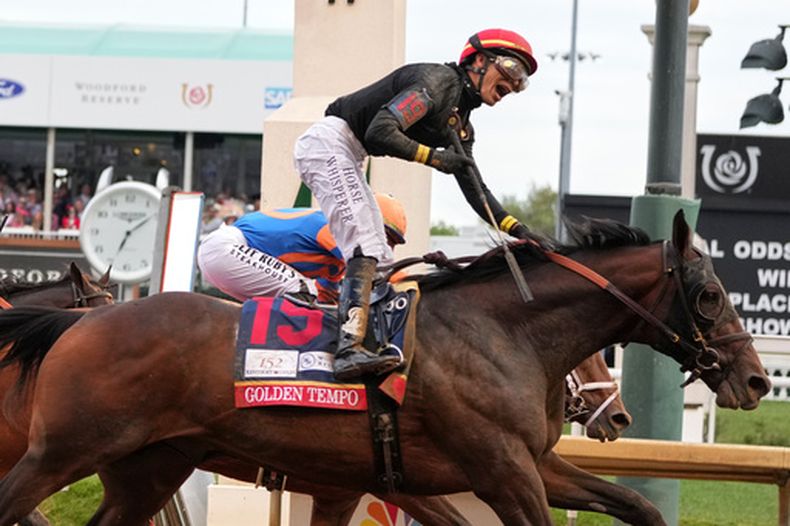 Golden Tempo (19) y el jinete José L. Ortiz ganaron la edición 152 del Derby de Kentucky el sábado 2 de mayo de 2026, en el hipódromo de Churchill Downs, en Louisville, Kentucky. (AP Foto/Jeff Roberson)