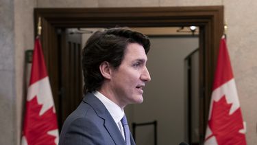 Trudeau se aísla tras contacto con alguien que tenía COVID