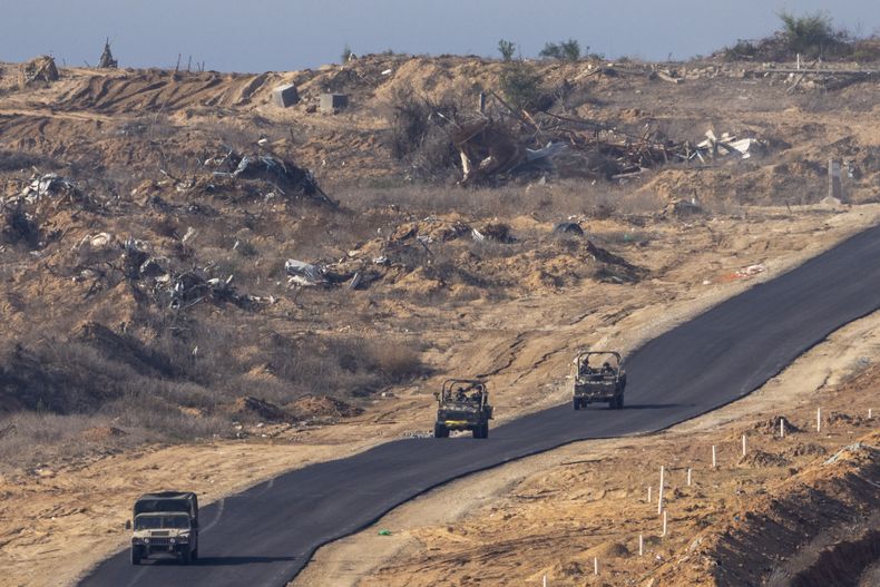 ARCHIVO - Vehículos militares israelíes se desplazan dentro de la Franja de Gaza, vistos desde el sur de Israel el martes 7 de enero de 2025. (AP Foto/Ariel Schalit, Archivo)