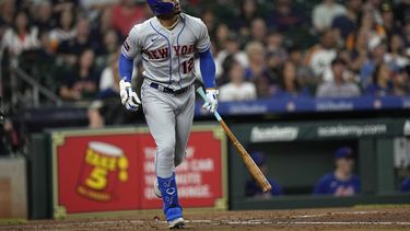 Francisco Lindor (12), de los Mets de Nueva York, observa su cuadrangular de tres carreras en contra de los Astros de Houston durante la tercera entrada del juego de béisbol, el lunes 19 de junio de 2023, en Houston. (AP Foto/David J. Phillip)
