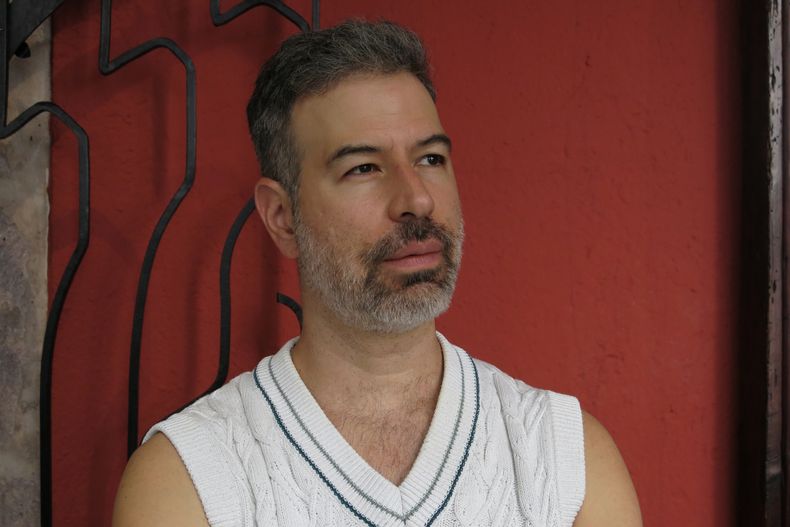 El director David Pablos de la película En el camino posa para un retrato en el Festival de Cine de Morelia en México, el miércoles 15 de octubre de 2025. (Foto AP /Berenice Bautista)