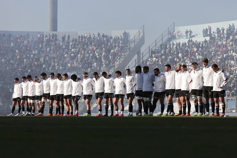 Los jugadores de Inglaterra previo a un test de rugby contra Argentina, el 12 de julio de 2025, en San Juan, Argentina. (AP Foto/Nicolás Aguilera)