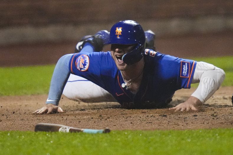 Pete Alonso, de los Mets de Nueva York, sonríe tras anotar en un elevado de sacrificio de Mark Canha ante los Nacionales de Washington, el jueves 27 de julio de 2023 (AP Foto/Frank Franklin II)