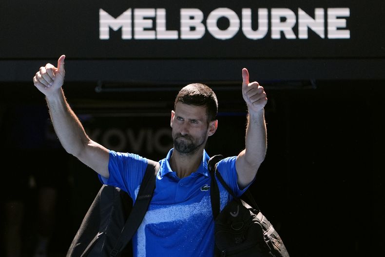El serbio Novak Djokovic levanta los pulgares para despedirse tras abandonar por lesión su duelo semifinal del Abierto de Australia contra el alemán Alexander Zverev, el viernes 24 de enero de 2025 (AP Foto/Asanka Brendon Ratnayake)