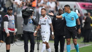 Neymar abandona el campo tras tener que salir de cambio por un error arbitral en el encuentro del Santos ante Coritiba en el campeonato brasileño el domingo 17 de mayo del 2026. (AP Foto/Andre Penner)