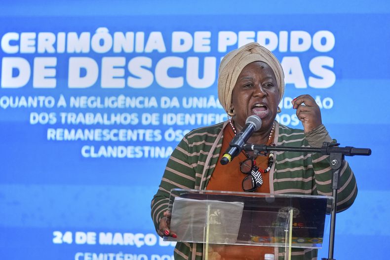 La ministra brasileña de Derechos Humanos, Macaé Evaristo, habla en una ceremonia gubernamental para ofrecer disculpas a las víctimas de la dictadura militar del país (1964-1985) en el cementerio Dom Bosco, el lunes 24 de marzo de 2025, en Sao Paulo. (AP Foto/Andre Penner)