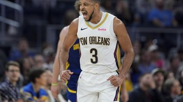 CJ McCollum, base de los Pelicans de Nueva Orleáns, festeja su triple ante los Warriors de Golden State, en el partido del viernes 12 de abril de 2024 (AP Foto/Godofredo A. Vásquez)