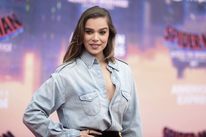 Hailee Steinfeld llega al estreno mundial de Spider-Man: Across The Spider-verse el martes 30 de mayo de 2023, en Regency Village Theatre en Los Angeles. (Foto Richard Shotwell/Invision/AP)
