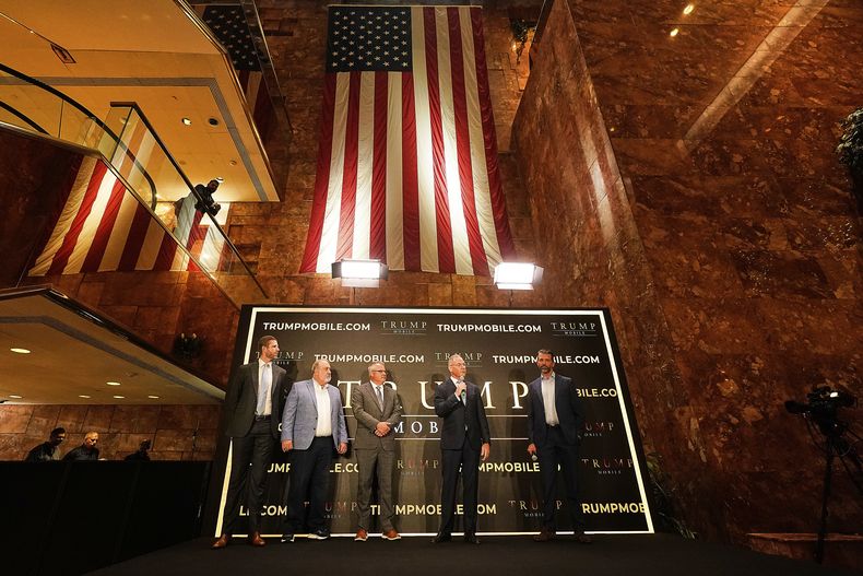 Eric Trump, Don Hendrickson, Eric Thomas, Patrick OBrien y Donald Trump Jr., de izquierda a derecha, participan en la presentación de Trump Mobile, en la Torre Trump de Nueva York el lunes 16 de junio de 2025. (AP Foto/Richard Drew)