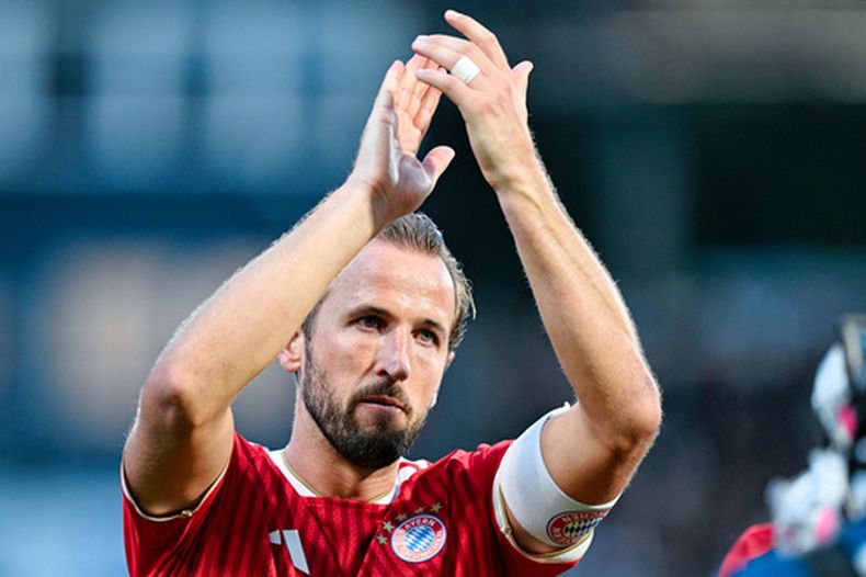 Harry Kane del Bayern Múnich aplaude tras el partido contra Elversberg en la Bundesliga, el domingo 13 de septiembre de 2026, en 2026. (Uwe Anspach/dpa vía AP)