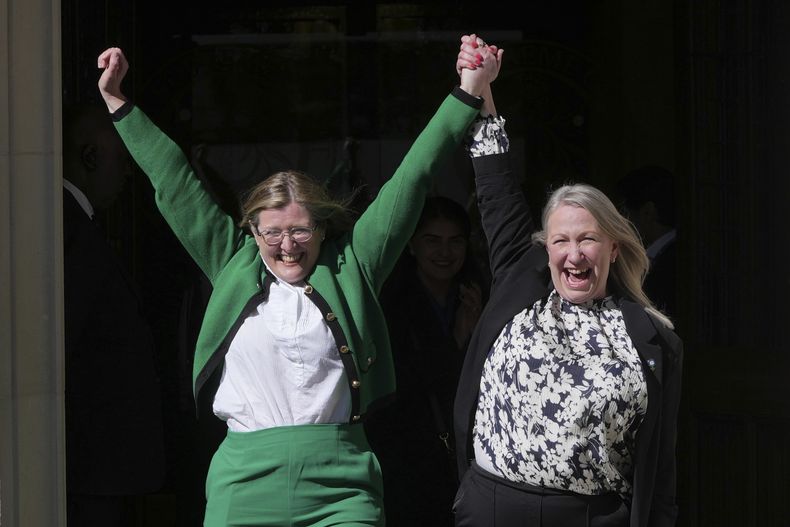 Marion Calder, derecha, y Susan Smith, izquierda, de For Women Scotland, celebran después de que la Corte Suprema de Reino Unido determinara que una mujer es una persona nacida biológicamente con el sexo femenino, excluyendo a las personas transgénero de la definición legal en una larga disputa entre el grupo feminista y el gobierno escocés, en Londres, el miércoles 16 de abril de 2025. (AP Foto/Kin Cheung)