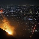 Agua es rociada desde un helicóptero sobre el incendio Sunset Fire en la sección Hollywood Hills de Los Ángeles, el miércoles 8 de enero de 2025. (Foto AP/Ethan Swope)