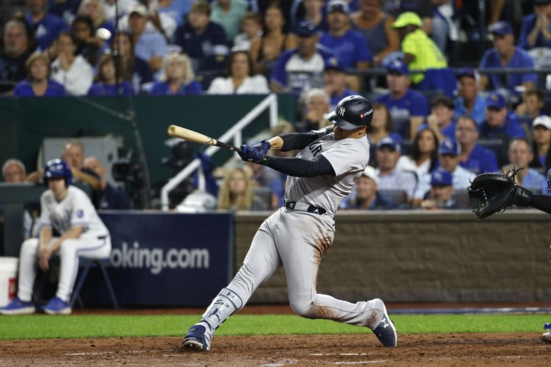 Juan Soto, de los Yankees de Nueva York, conecta un elevado de sacrificio para impulsar a Anthony Volpe durante la quinta entrada del tercer juego de la serie divisional de la Liga Americana en contra de los Reales de Kansas City, el miércoles 9 de octubre de 2024, en Kansas City, Missouri. (AP Foto/Colin Braley)