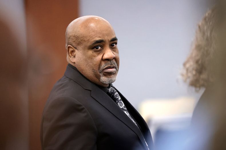 Duane Davis permanece de pie durante una pausa en los alegatos finales de su juicio por asesinato, relacionado con la muerte del rapero Tupac Shakur en 1996, en el Tribunal de Distrito del Condado de Clark, en el Centro Regional de Justicia de Las Vegas, el lunes 31 de agosto de 2026. (Steve Marcus/Pool Photo via AP)