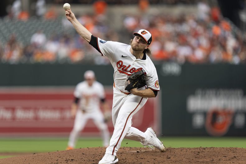 El abridor de los Orioles de Baltimore Corbin Burnes lanza en la segunda entrada del encuentro ante los Azulejos de Toronto el martes 30 de julio del 2024.(AP Foto/Stephanie Scarbrough)