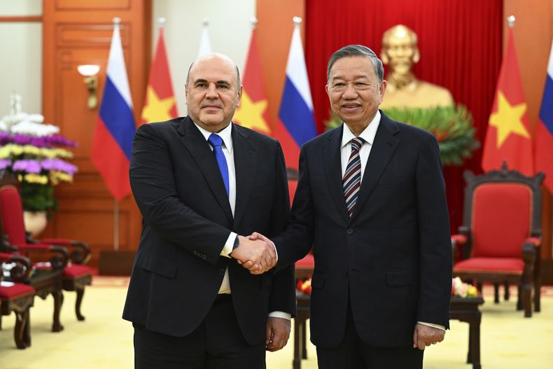 El primer ministro ruso, Mikhail Mishustin, y el secretario general del Partido Comunista de Vietnam, To Lam, se saludan en Hanói, Vietnam, el martes 14 de enero de 2025. (AP Foto/Giang Huy)