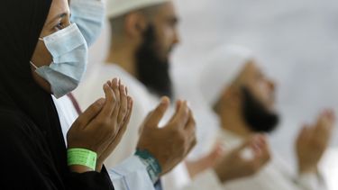 americateve | En esta foto del 17 de ocrubre del 2013, peregrinos musulmanes egipcios, algunos con mascarillas como precauci&oacute;n contra el s&iacute;ndrome respiratorio del oriente medio, MERS, oran durante la peregrinaci&oacute;n anual a la Meca en Arabia Saud&iac