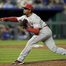 El boricua Alexis Díaz, de los Rojos de Cincinnati, hace un lanzamiento en el noveno inning del juego ante los Reales de Kansas City, el miércoles 14 de junio de 2023 (AP Foto/Charlie Riedel)