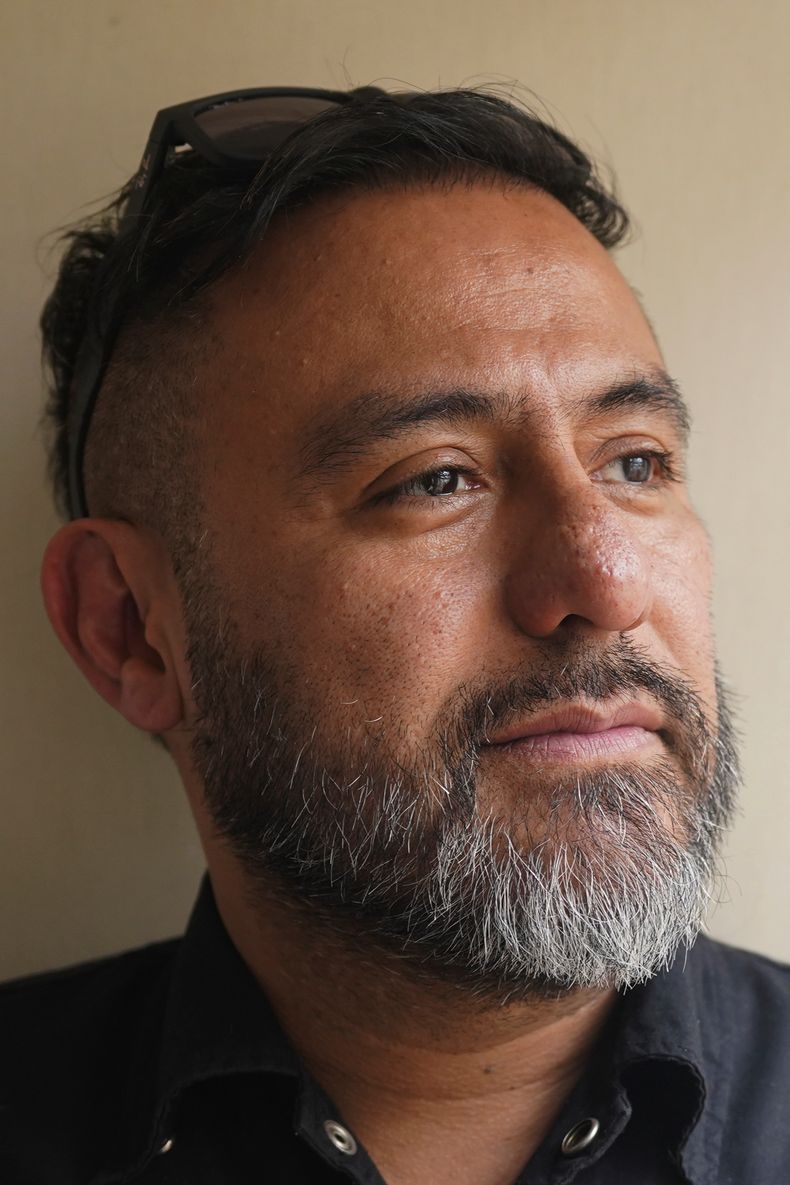El tecladista Felipe Bustamante de la banda mexicana de ska Panteón Rococó posa para una foto en la Ciudad de México, el miércoles 10 de septiembre de 2025. (Foto AP/Jon Orbach)