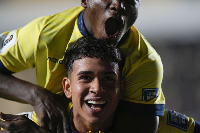 Kendry Páez (abajo) festeja tras anotar por la selección de Ecuador ante Bolivia en un partido de la eliminatoria mundialista, realizado el jueves 12 de octubre de 2023, en La Paz (AP Foto/Juan Karita)