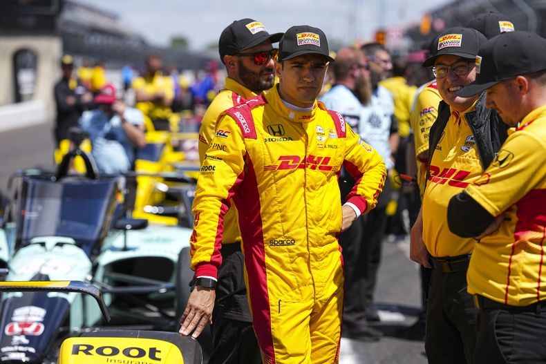 El español Alex Palou habla con personal del equipo antes de su turno en la clasificación a las 500 Millas de Indianápolis el sábado 17 de mayo del 2025. (AP Foto/Michael Conroy)