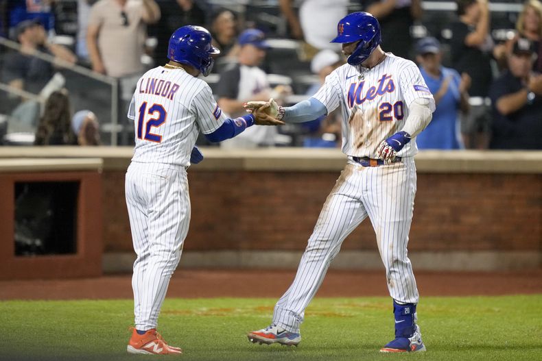 Pete Alonso, de los Mets de Nueva York, festeja con su compañero, el boricua Francisco Lindor, luego de conectar un jonrón ante los Cachorros de Chicago, el miércoles 9 de agosto de 2023 (AP foto/John Minchillo)