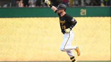 Ryan OHearn (29), de los Piratas de Pittsburgh, celebra un jonrón de tres carreras ante el lanzador abridor de los Bravos de Atlanta, Hurston Waldrep, durante la tercera entrada de un partido de la MLB, el martes 7 de julio de 2026, en Pittsburgh. (Foto AP/Philip G. Pavely)