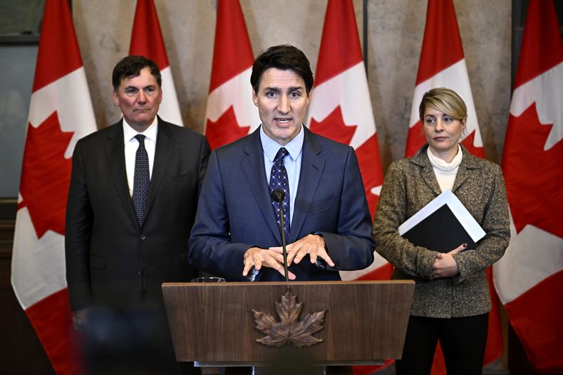 El primer ministro canadiense Justin Trudeau, al centro; el ministro de Seguridad Pública, Instituciones Democráticas y Asuntos Intergubernamentales, Dominic LeBlanc, izquierda, y la ministra de Asuntos Exteriores, Mélanie Joly, participan en una conferencia de prensa sobre las investigaciones relacionadas con actividades criminales violentas en Canadá vinculadas con India, el lunes 14 de octubre de 2024, en el Parlamento en Ottawa, Canadá. (Justin Tang/The Canadian Press vía AP)