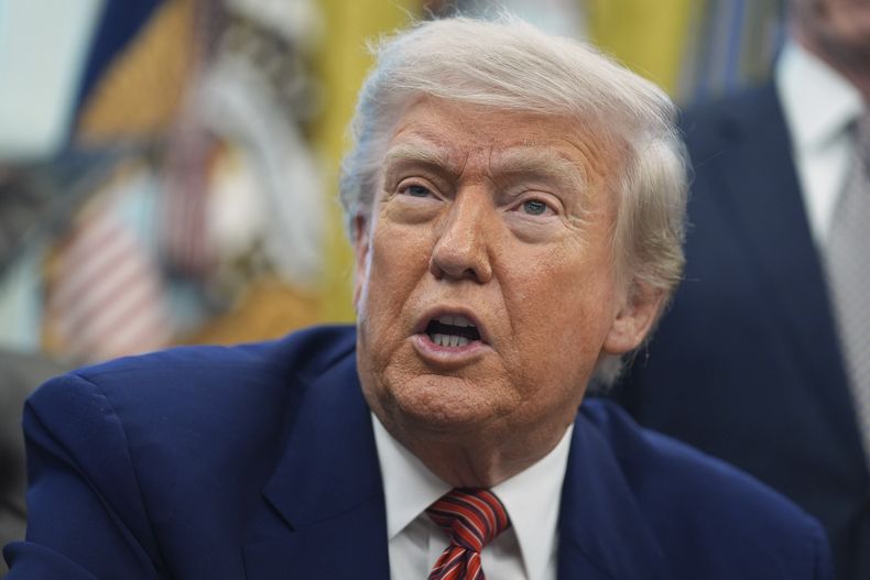 ARCHIVO – El presidente estadounidense Donald Trump habla con reporteros en el Despacho Oval de la Casa Blanca, el 23 de mayo de 2025, en Washington. (AP Foto/Evan Vucci, Archivo)