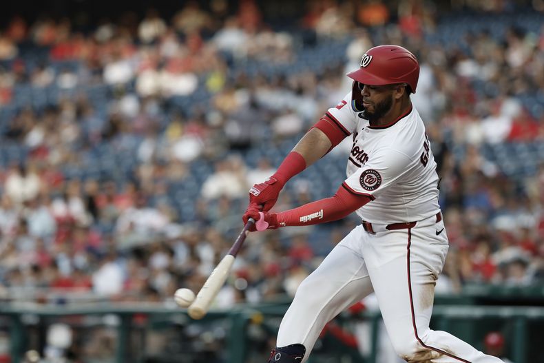 Luis García Jr. de los Nacionales de Washington batea un sencillo ante Chase Burns de los Rojos de Cincinnati en la segunda entrada del juego del martes 22 de julio del 2025. (AP Foto/Terrance Williams)