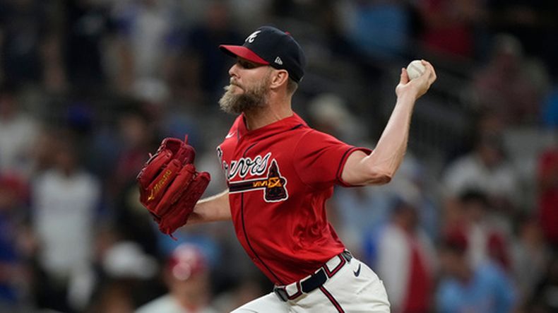 Chris Sale de los Bravos de Atlanta lanza ante los Filis de Filadelfia en el tercer juego de la serie de comodines de la Liga Nacional, el jueves 1 de octubre de 2026, en Atlanta. (AP Foto/Brynn Anderson)