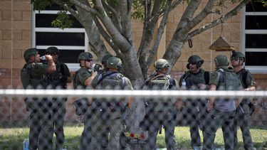 investigan inaccion policial en masacre escolar en texas