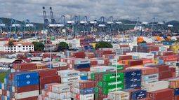 ARCHIVO - Contenedores apilados en el puerto de Canal Balboa, operado por la Panama Ports Company, en Ciudad de Panamá, el 20 de septiembre de 2025. (AP Foto/Matias Delacroix, Archivo)