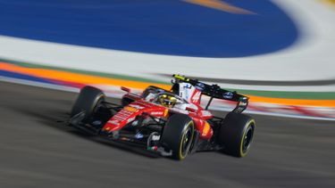 El británico Lewis Hamilton de la escudería Ferrari maniobra su auto en el Gran Premio de Singapur el domingo 11 de octubre del 2026. (AP Foto/Vincent Thian)
