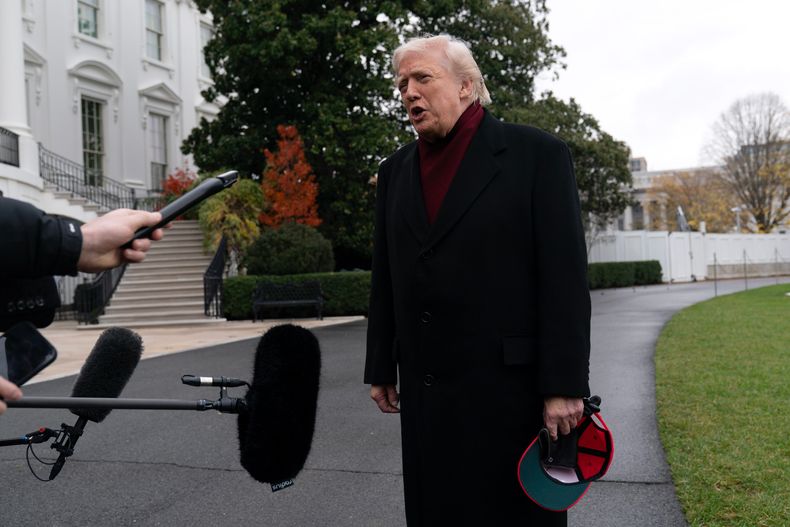 El presidente Donald Trump habla con periodistas en el jardín sur de la Casa Blanca, el sábado 22 de noviembre de 2025, en Washington. (Foto AP/Jose Luis Magana)