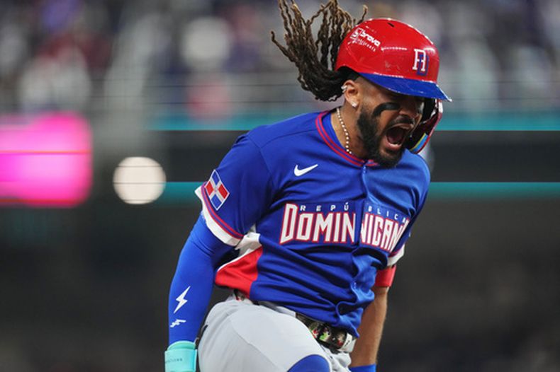 El dominicano Fernando Tatis festeja tras pegar un jonrón de tres carreras ante Venezuela en el Clásico Mundial de béisbol, el miércoles 11 de marzo de 2026 en Miami (AP Foto/Lynne Sladky)