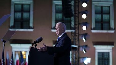 Biden enfrenta problemas en casa a su regreso de Europa