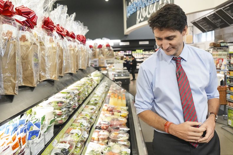 El primer ministro Justin Trudeau visita Vinces Market, una tienda de comestibles en Sharon, Ontario, el jueves 21 de noviembre de 2024. (Chris Young/The Canadian Press vía AP)